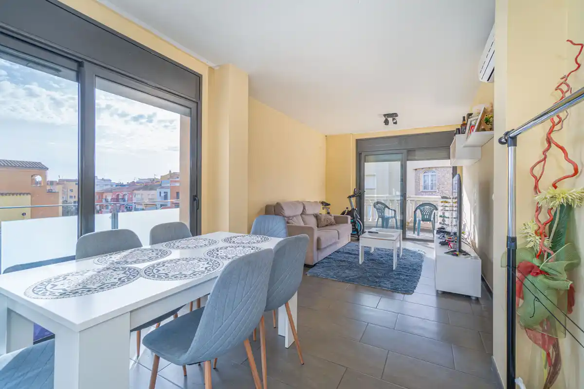Moderno apartamento con piscina comunitaria y plaza de aparcamiento (Empuriabrava).