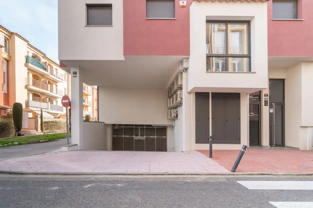 Moderno apartamento con piscina comunitaria y plaza de aparcamiento (Empuriabrava).