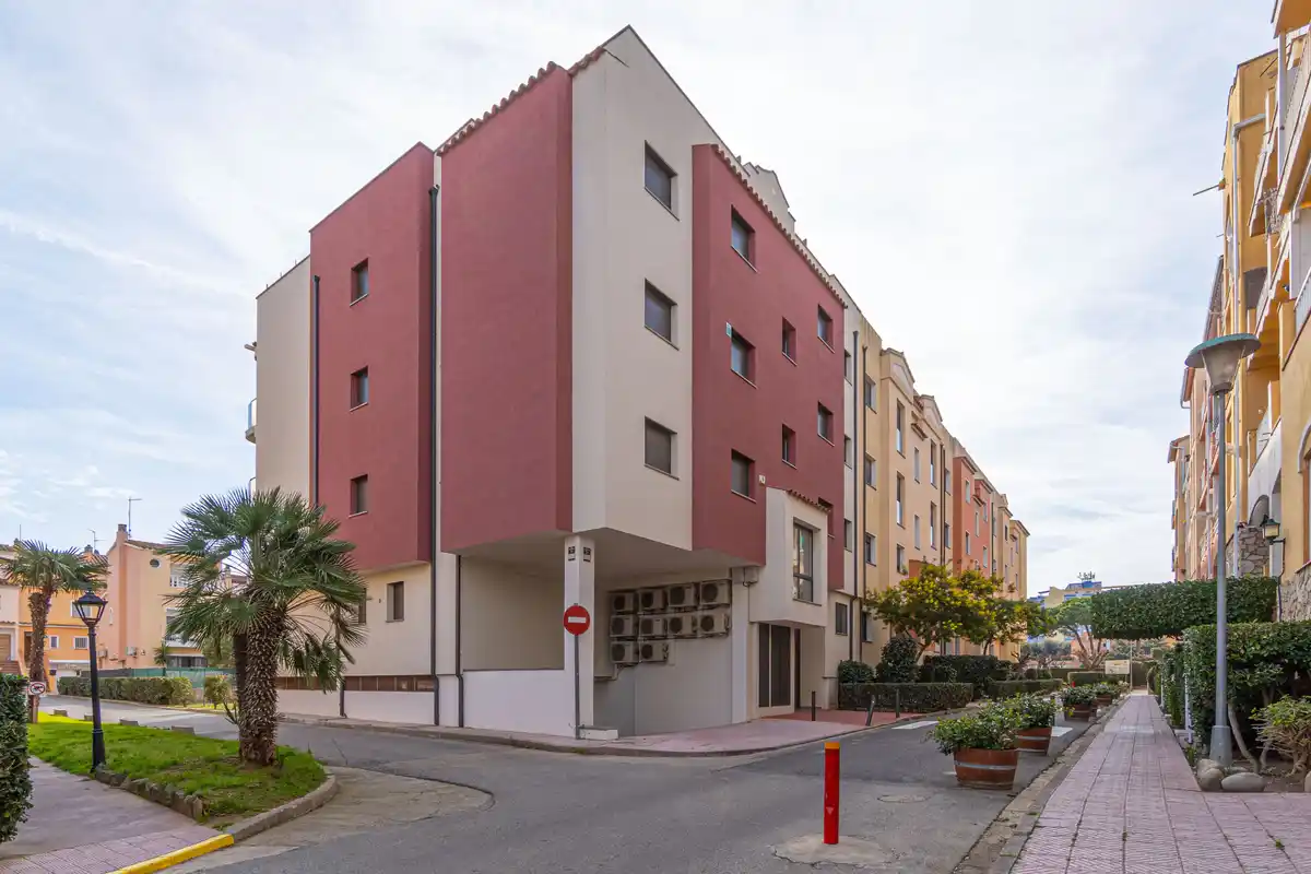 Moderno apartamento con piscina comunitaria y plaza de aparcamiento (Empuriabrava).