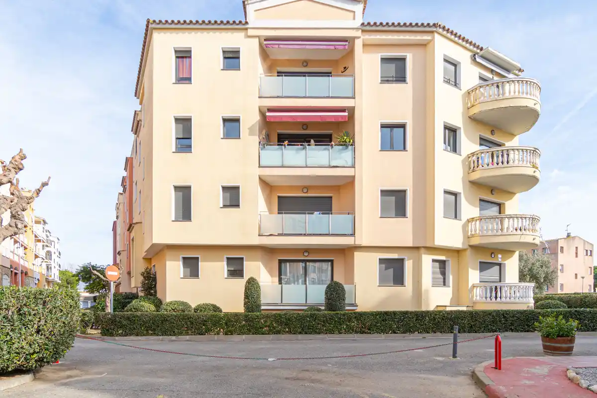 Moderno apartamento con piscina comunitaria y plaza de aparcamiento (Empuriabrava).