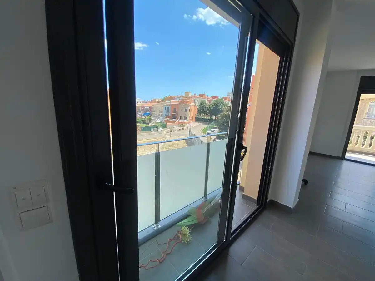 Moderno apartamento con piscina comunitaria y plaza de aparcamiento (Empuriabrava).