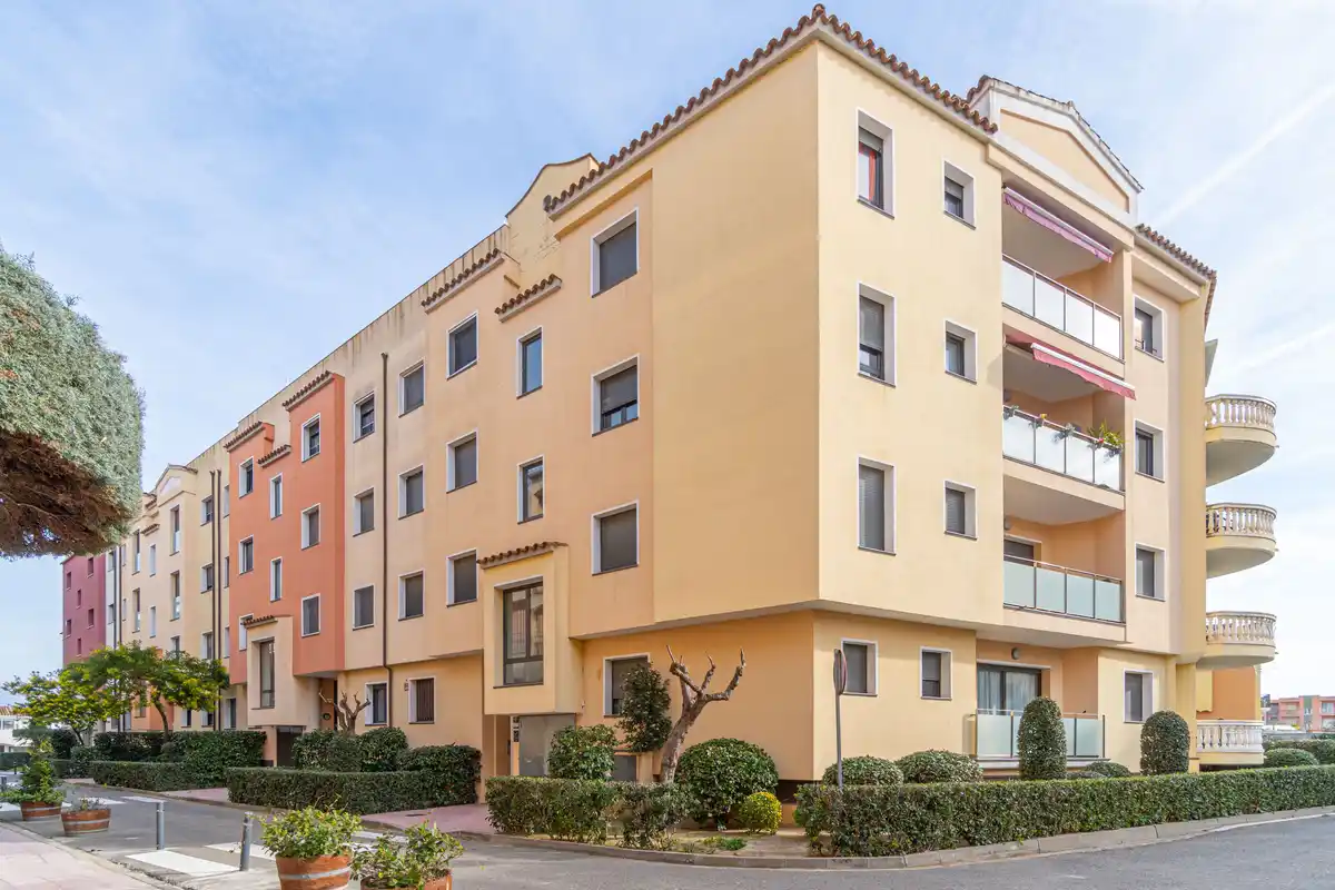Moderno apartamento con piscina comunitaria y plaza de aparcamiento (Empuriabrava).