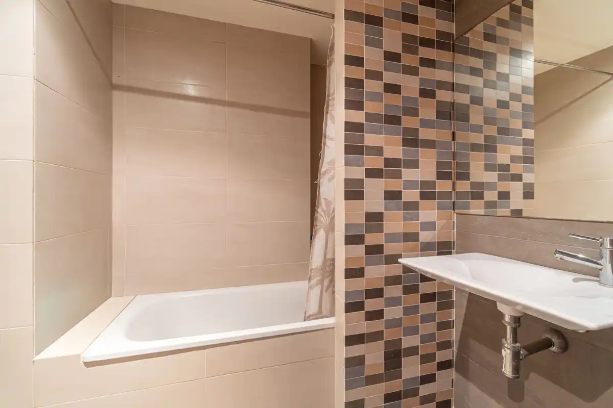 Moderno apartamento con piscina comunitaria y plaza de aparcamiento (Empuriabrava).