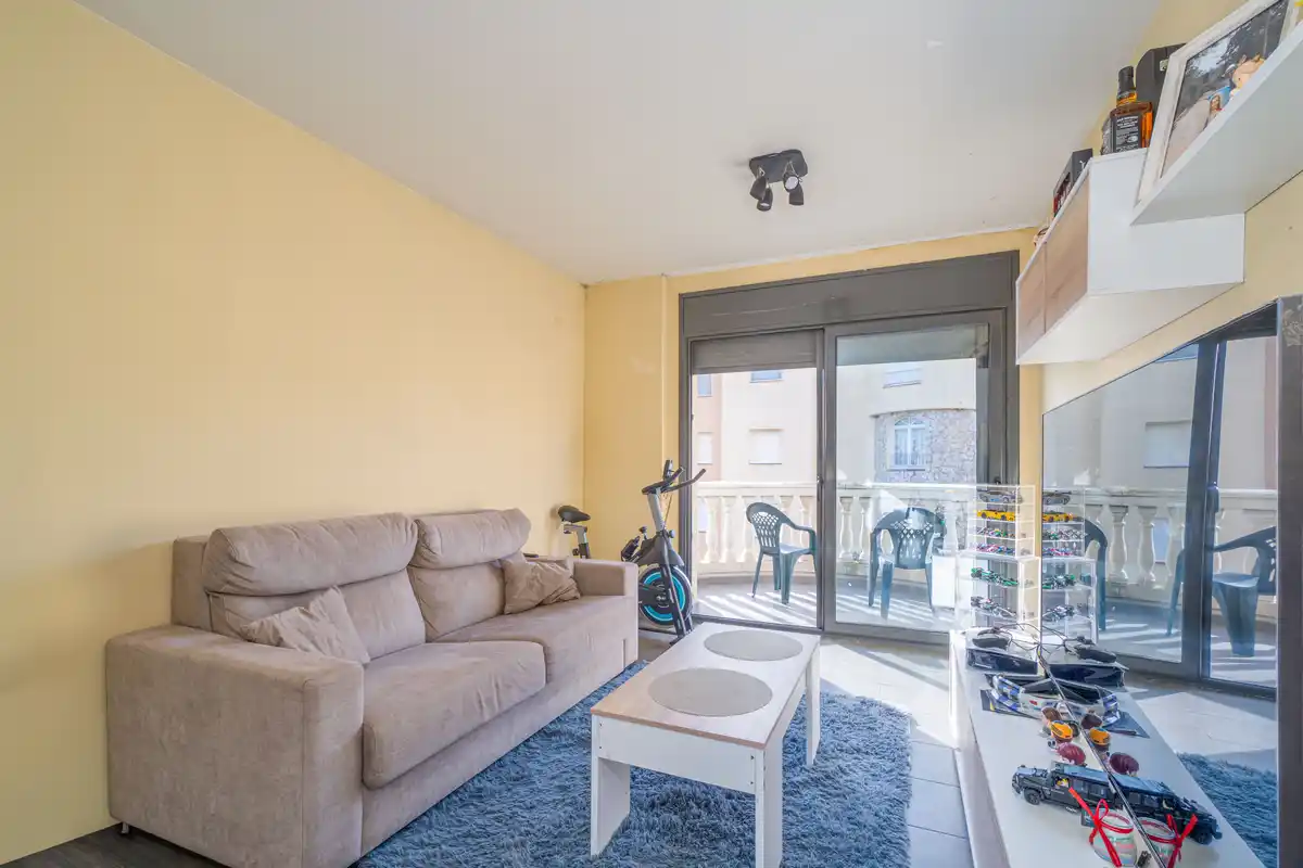 Moderno apartamento con piscina comunitaria y plaza de aparcamiento (Empuriabrava).