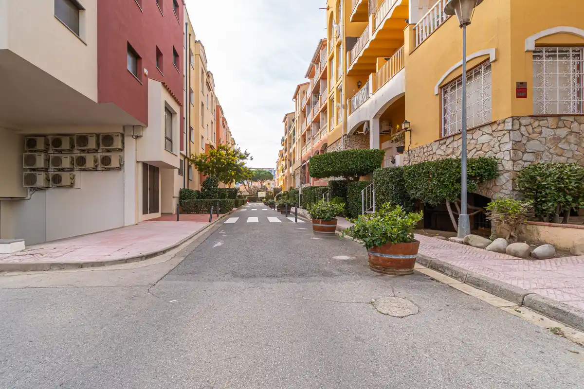 Moderno apartamento con piscina comunitaria y plaza de aparcamiento (Empuriabrava).