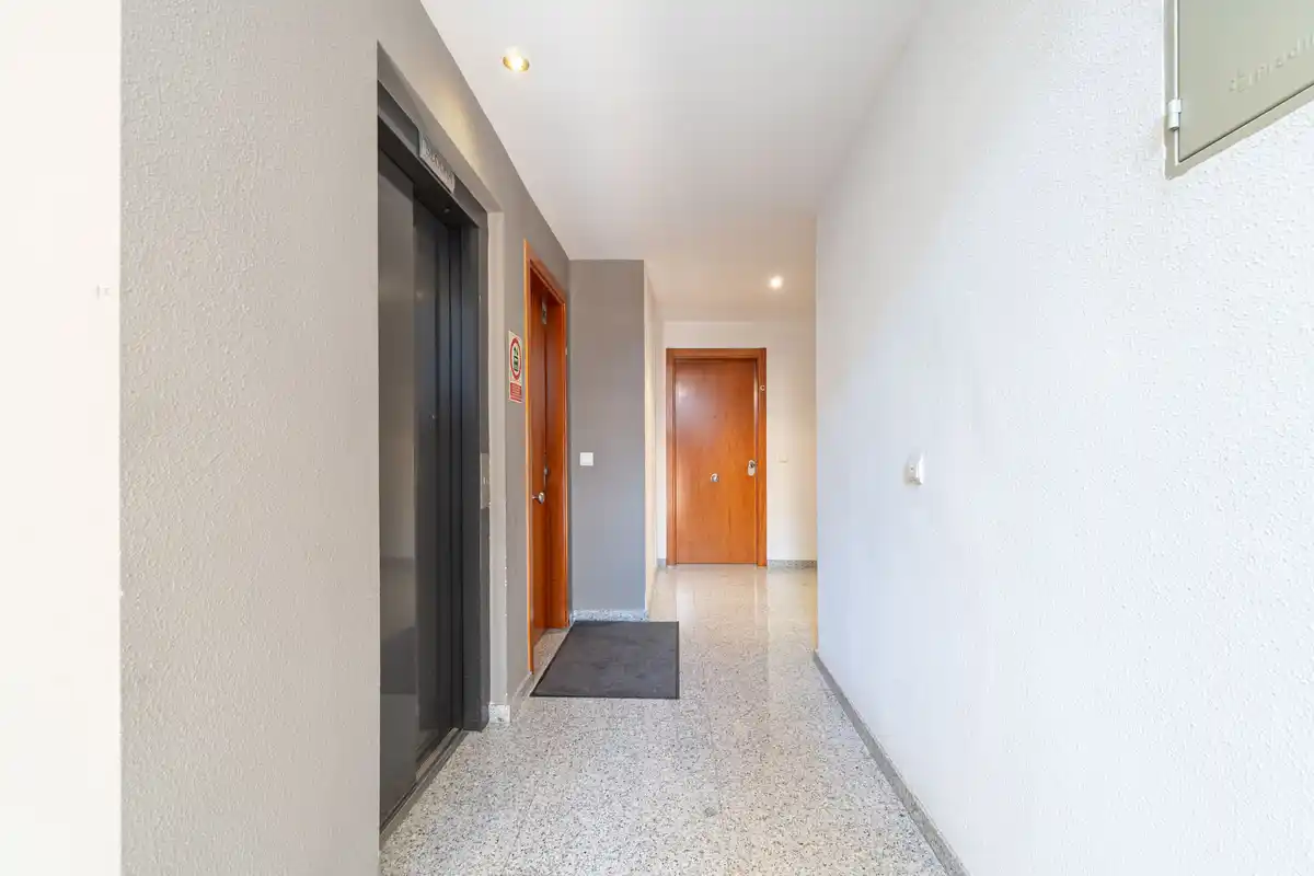 Moderno apartamento con piscina comunitaria y plaza de aparcamiento (Empuriabrava).