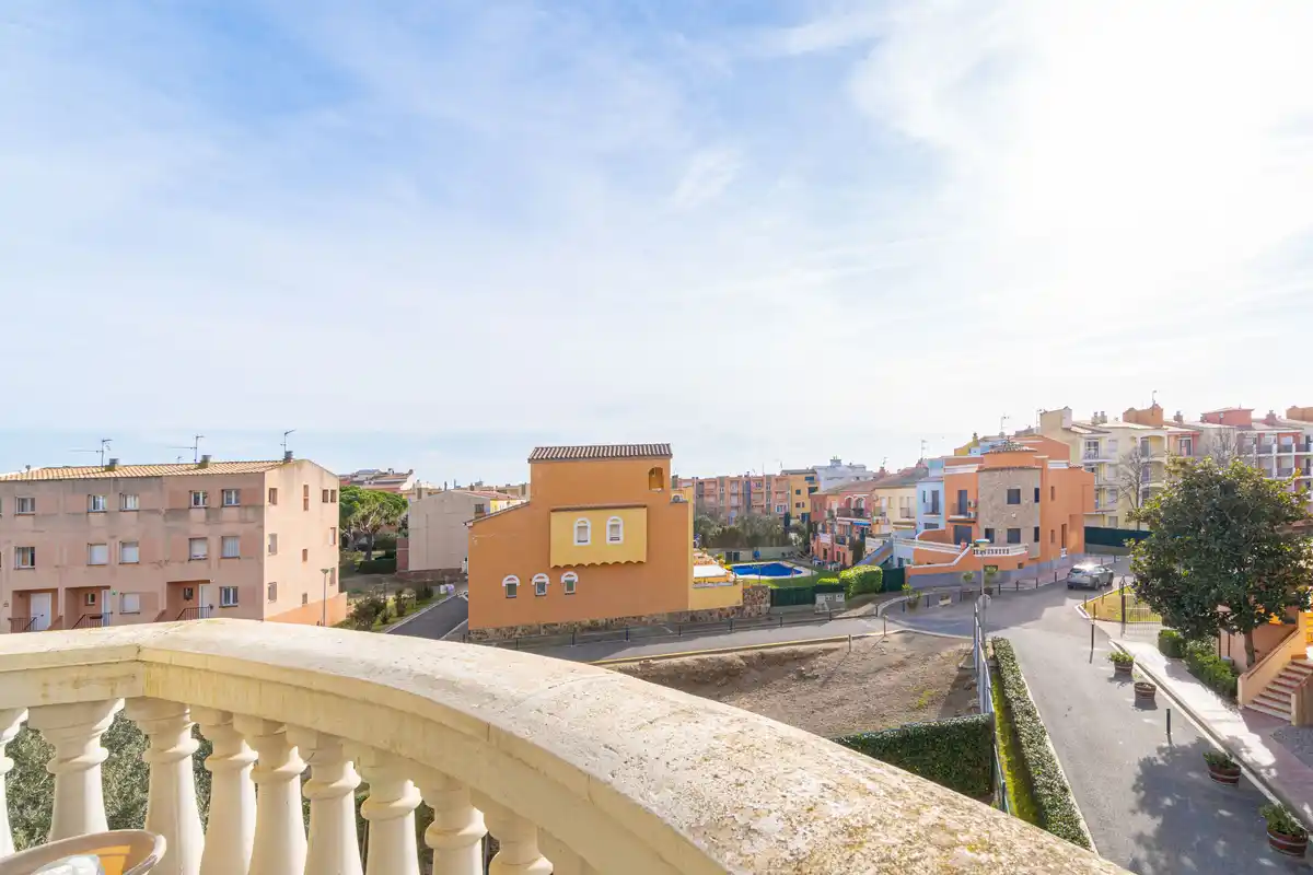 Moderno apartamento con piscina comunitaria y plaza de aparcamiento (Empuriabrava).