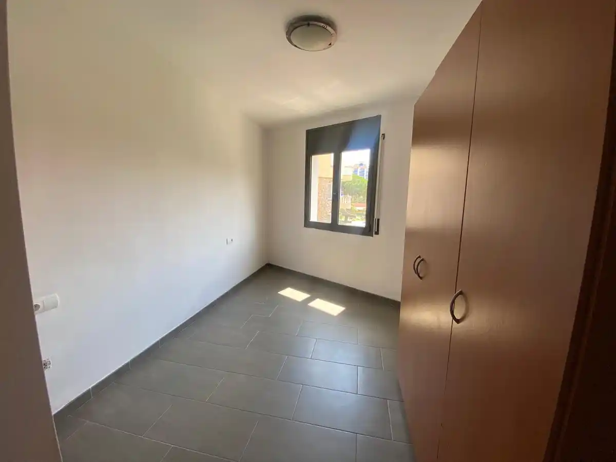 Moderno apartamento con piscina comunitaria y plaza de aparcamiento (Empuriabrava).