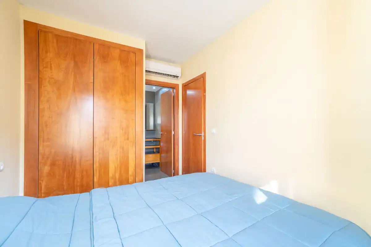 Moderno apartamento con piscina comunitaria y plaza de aparcamiento (Empuriabrava).