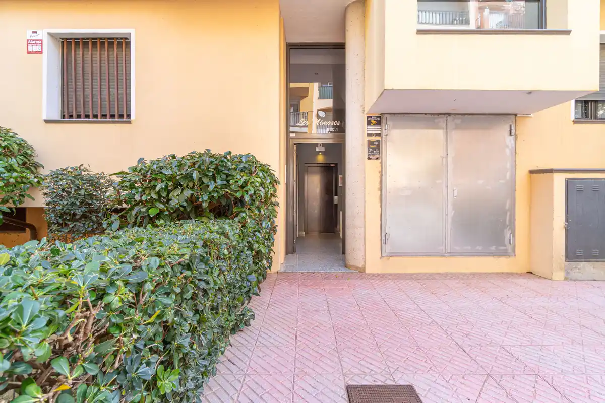 Moderno apartamento con piscina comunitaria y plaza de aparcamiento (Empuriabrava).