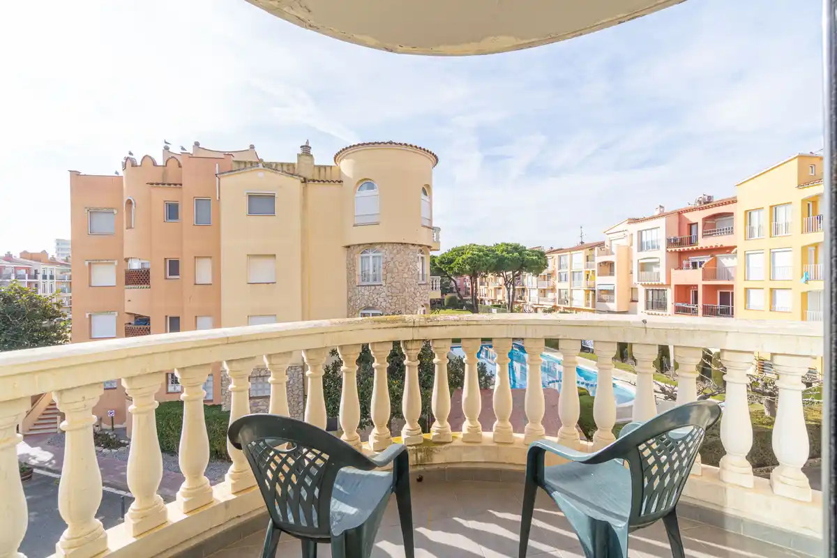 Moderno apartamento con piscina comunitaria y plaza de aparcamiento (Empuriabrava).