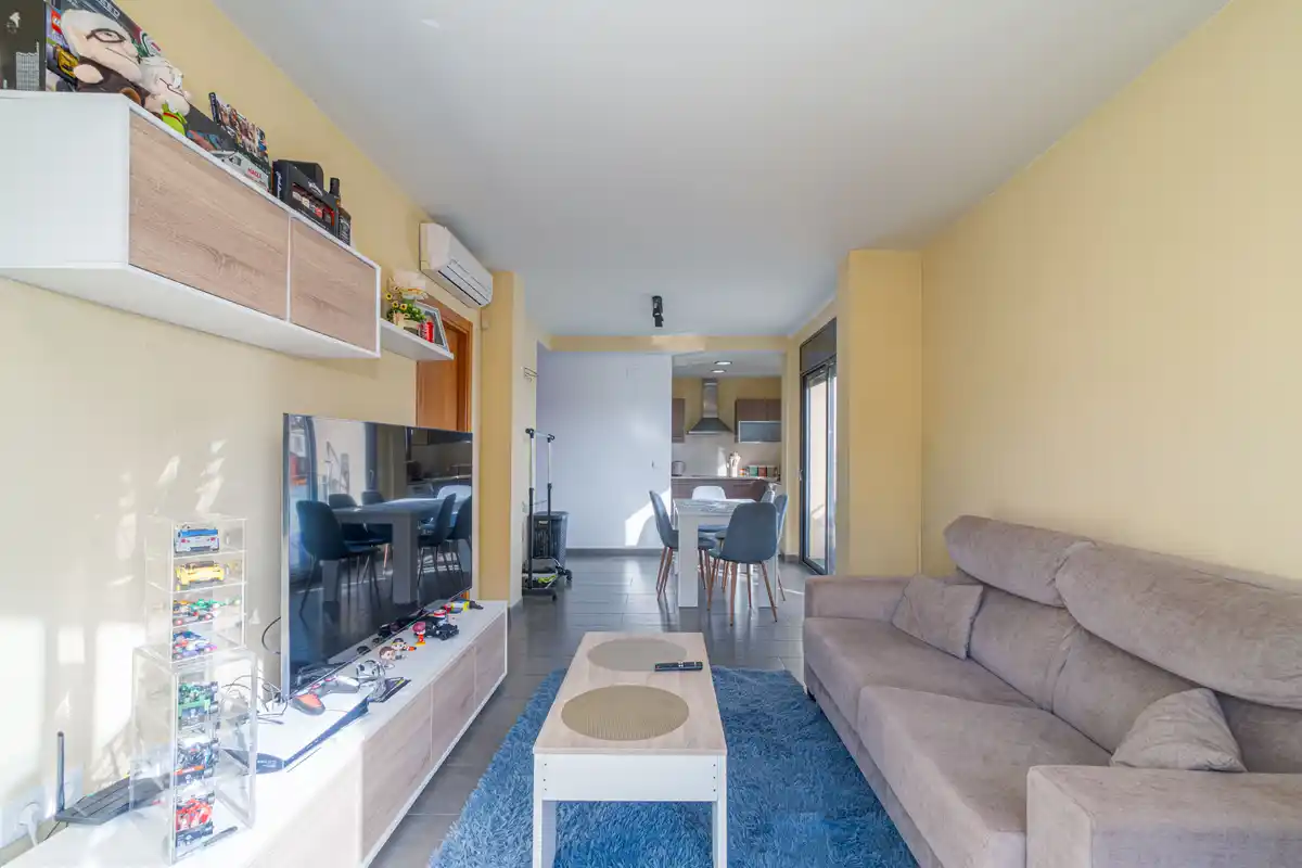 Moderno apartamento con piscina comunitaria y plaza de aparcamiento (Empuriabrava).