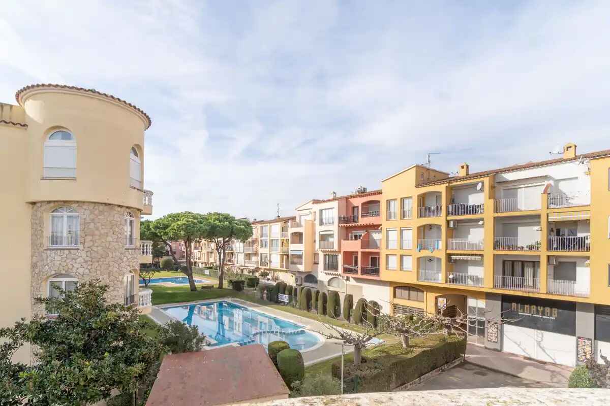 Modern apartment with communal pool and parking space (Empuriabrava).