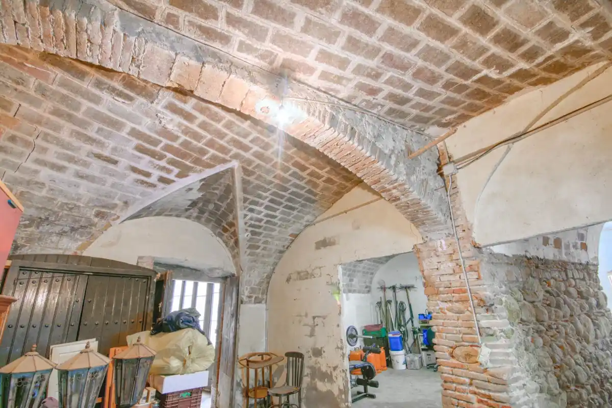 Casa rústica con voltas catalanas con mucho encanto en el centro del pueblo de Peralada.