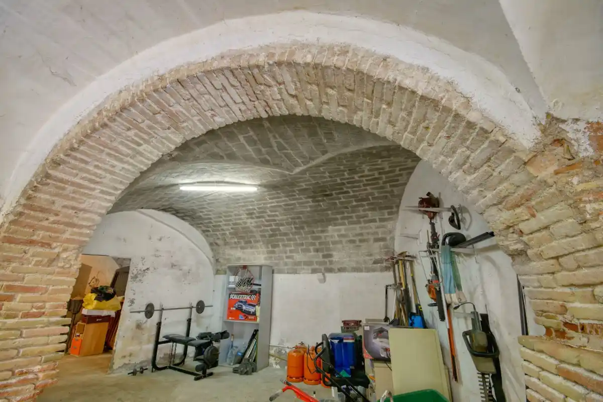 Casa rústica con voltas catalanas con mucho encanto en el centro del pueblo de Peralada.