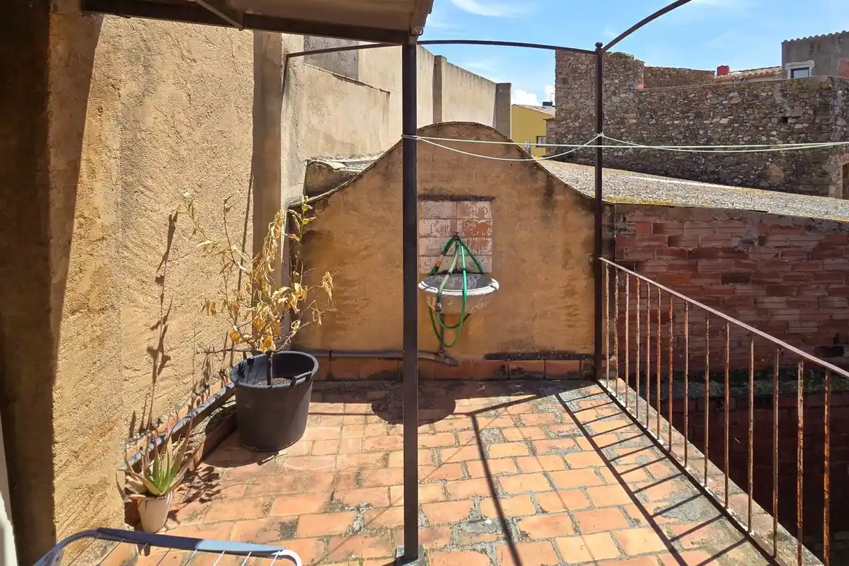 Casa rústica con voltas catalanas con mucho encanto en el centro del pueblo de Peralada.