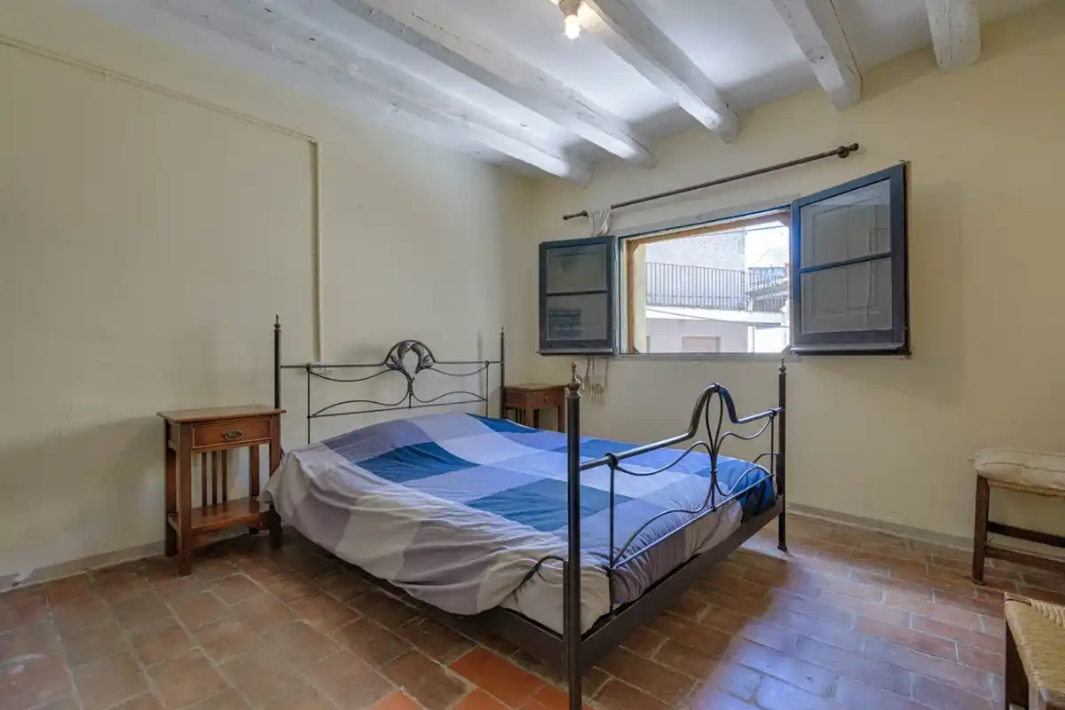 Casa rústica con voltas catalanas con mucho encanto en el centro del pueblo de Peralada.