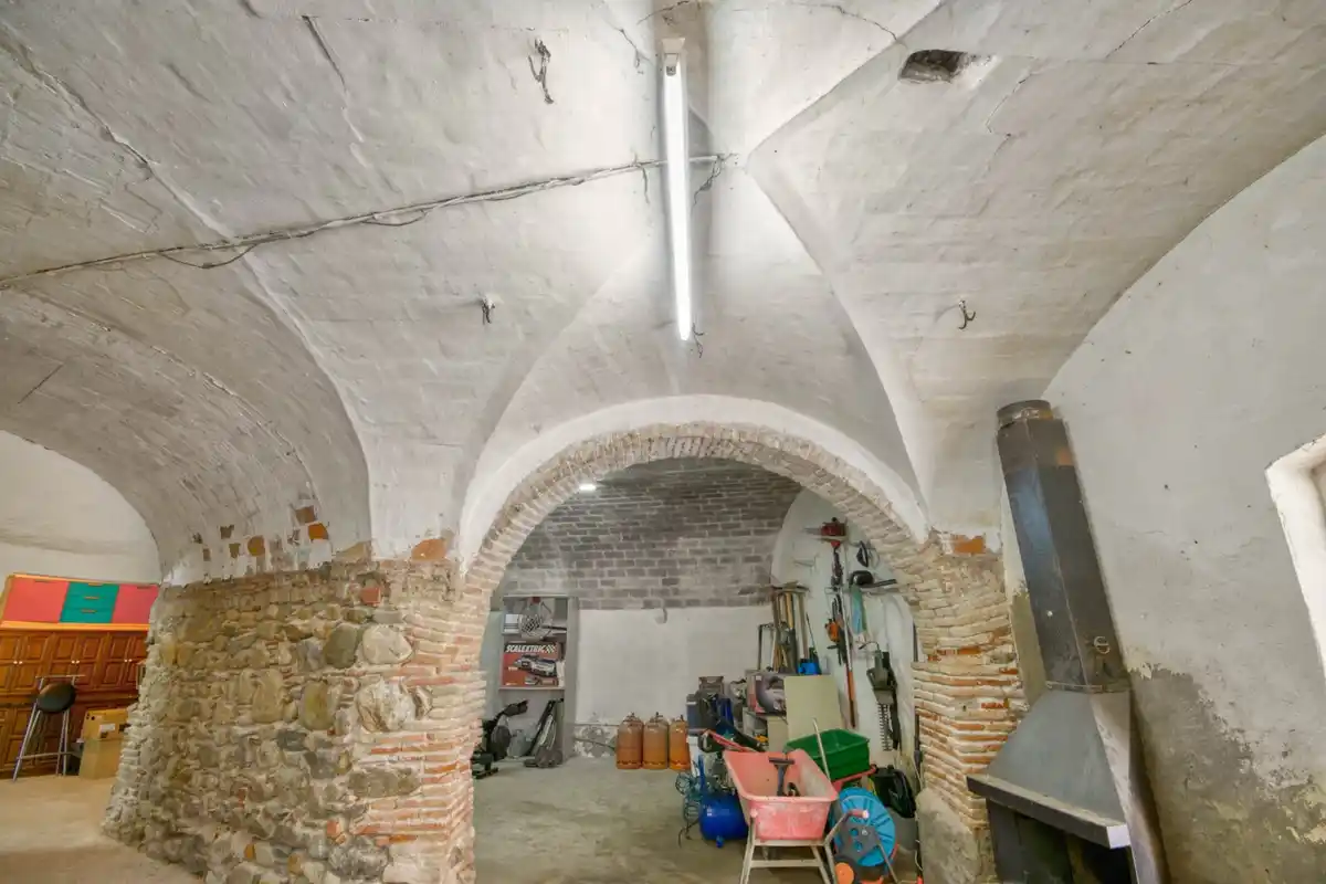 Casa rústica con voltas catalanas con mucho encanto en el centro del pueblo de Peralada.