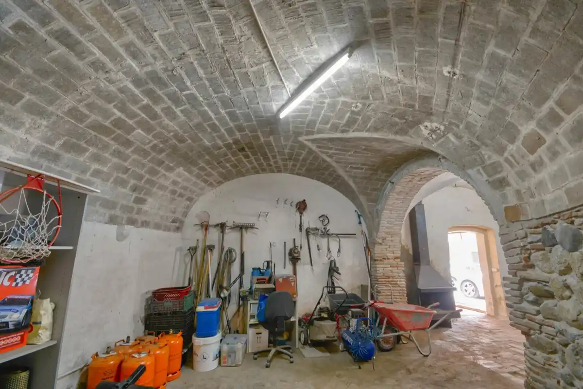 Casa rústica con voltas catalanas con mucho encanto en el centro del pueblo de Peralada.