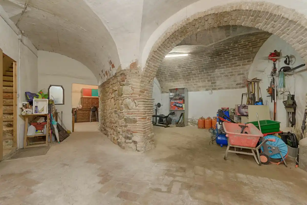 Casa rústica con voltas catalanas con mucho encanto en el centro del pueblo de Peralada.