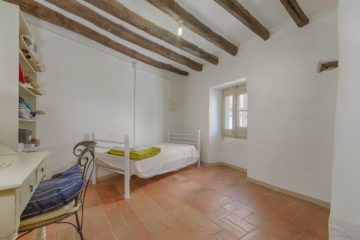 Casa rústica con voltas catalanas con mucho encanto en el centro del pueblo de Peralada.