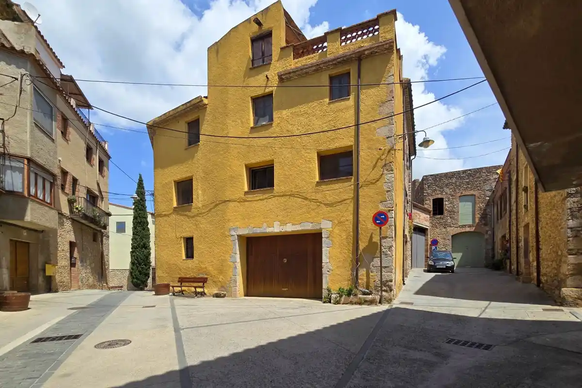 Casa rústica con voltas catalanas con mucho encanto en el centro del pueblo de Peralada.