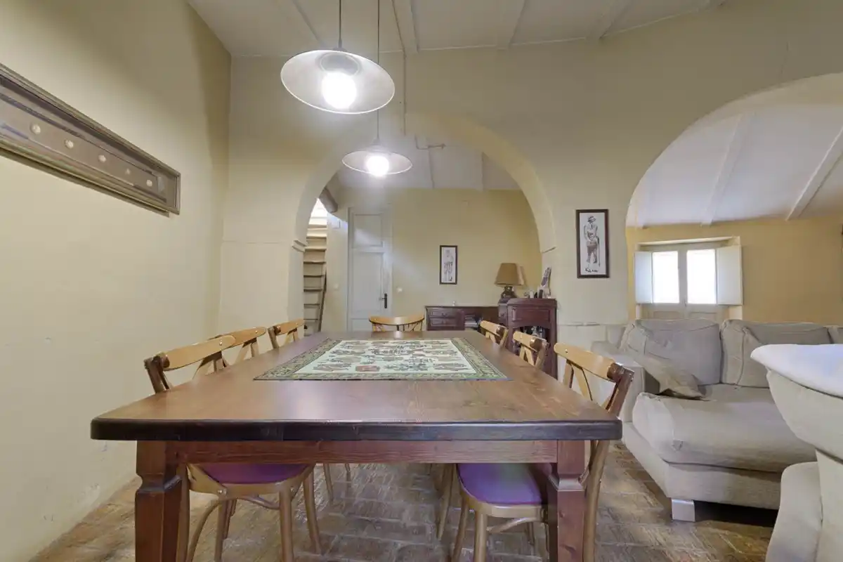 Casa rústica con voltas catalanas con mucho encanto en el centro del pueblo de Peralada.