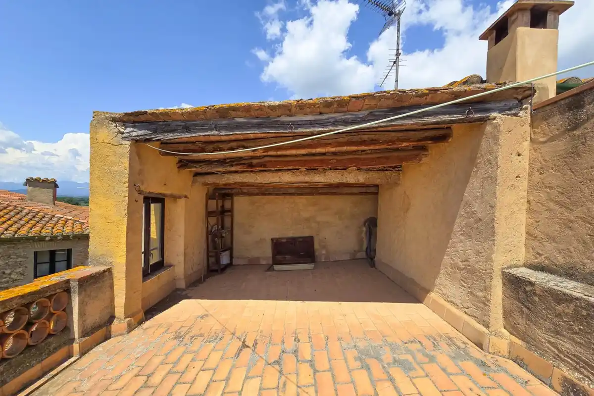 Casa rústica con voltas catalanas con mucho encanto en el centro del pueblo de Peralada.