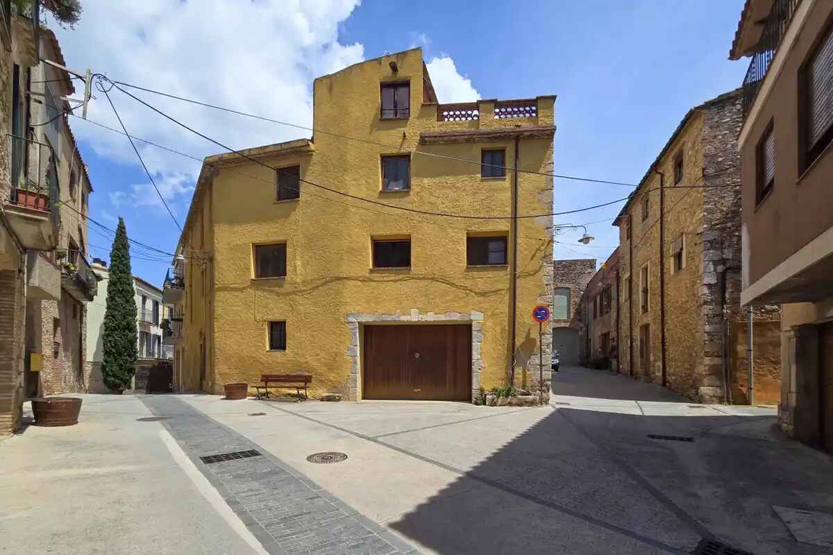 Casa rústica con voltas catalanas con mucho encanto en el centro del pueblo de Peralada.