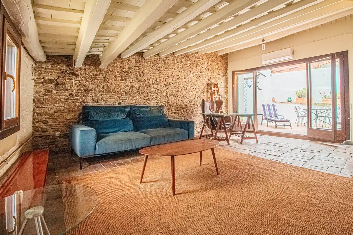 ¿Buscas una auténtica casa de estilo rústico en pleno casco antiguo de Castelló d’Empúries?
