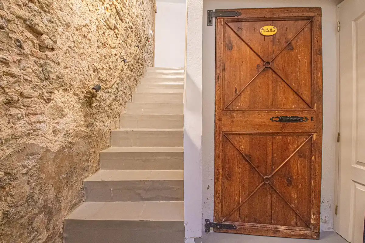 ¿Buscas una auténtica casa de estilo rústico en pleno casco antiguo de Castelló d’Empúries?