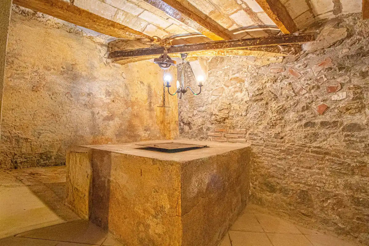 ¿Buscas una auténtica casa de estilo rústico en pleno casco antiguo de Castelló d’Empúries?
