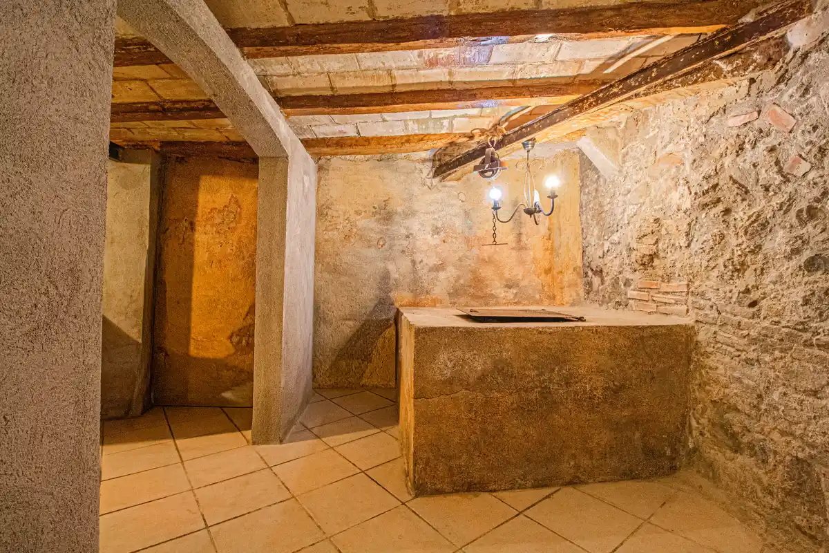 ¿Buscas una auténtica casa de estilo rústico en pleno casco antiguo de Castelló d’Empúries?