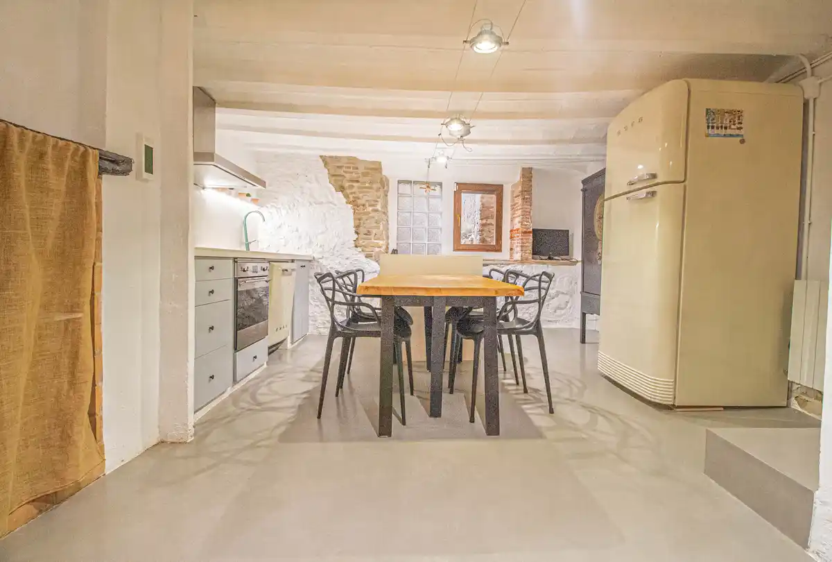 ¿Buscas una auténtica casa de estilo rústico en pleno casco antiguo de Castelló d’Empúries?