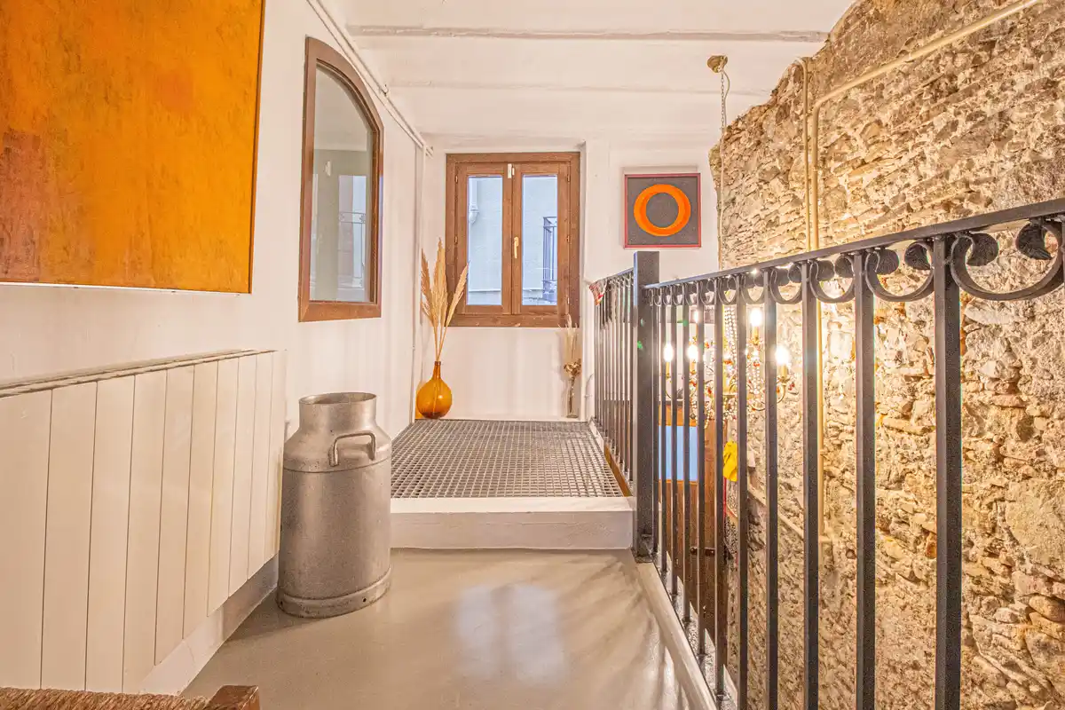 ¿Buscas una auténtica casa de estilo rústico en pleno casco antiguo de Castelló d’Empúries?