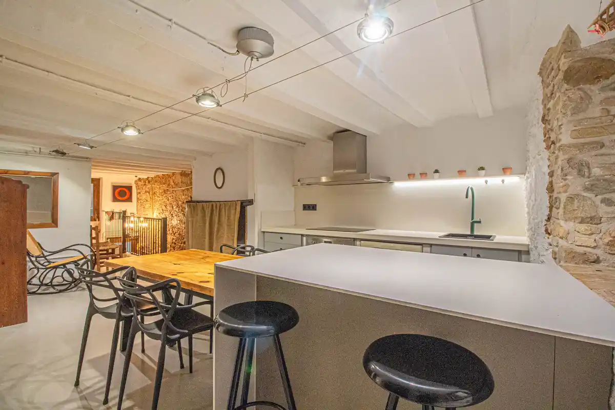 ¿Buscas una auténtica casa de estilo rústico en pleno casco antiguo de Castelló d’Empúries?