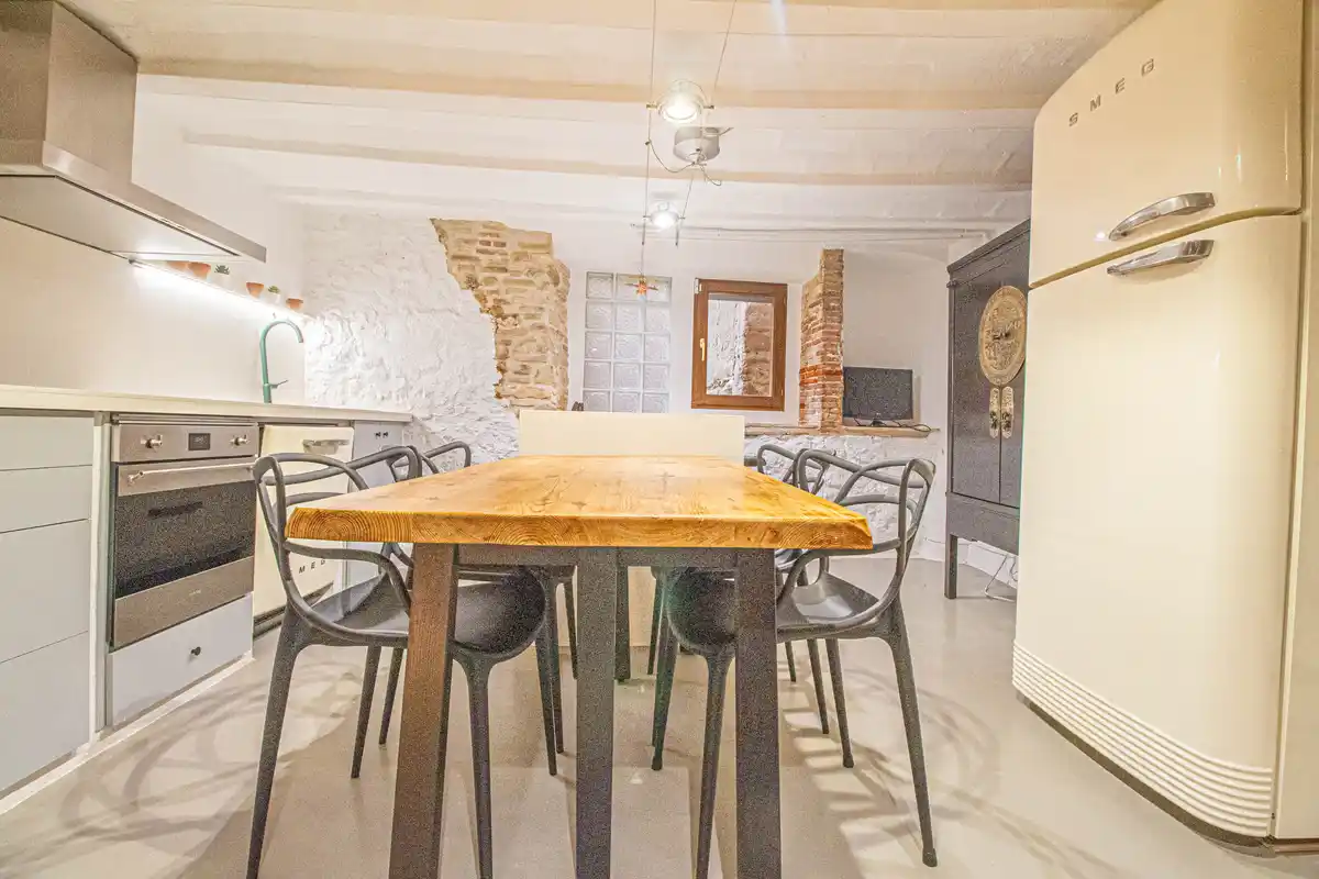 ¿Buscas una auténtica casa de estilo rústico en pleno casco antiguo de Castelló d’Empúries?