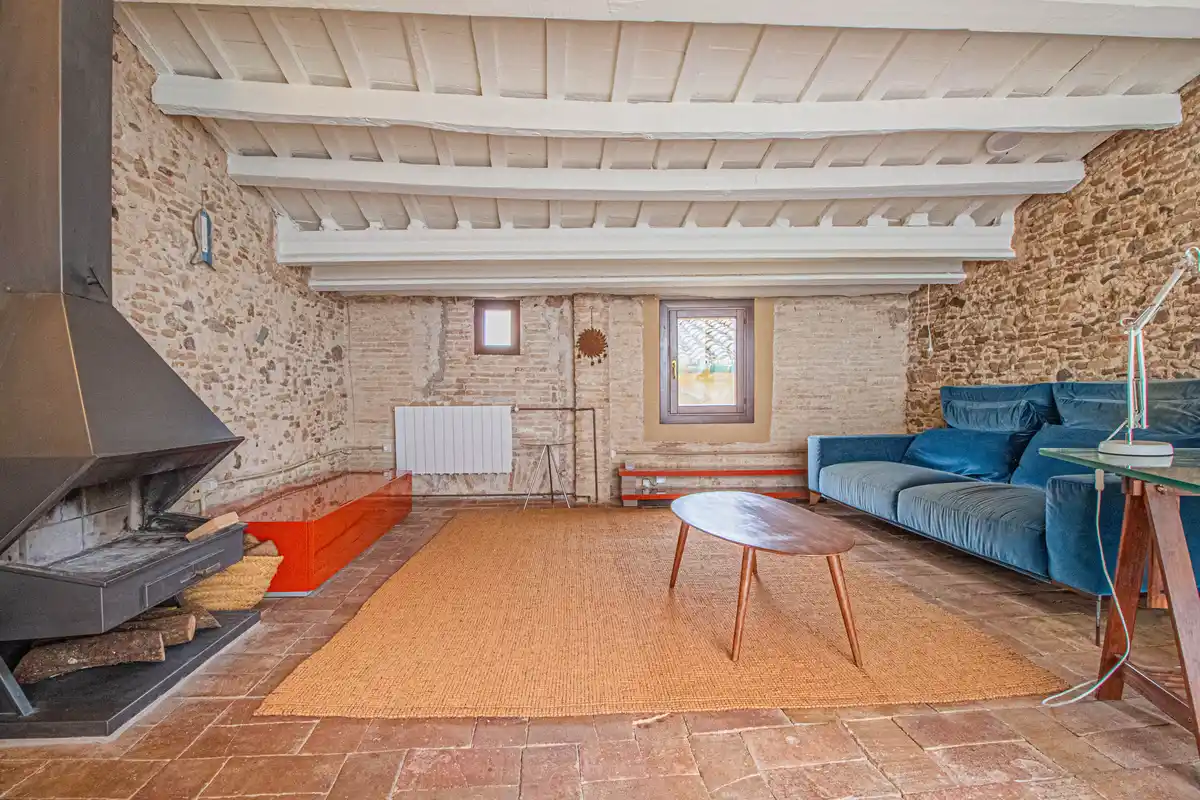 ¿Buscas una auténtica casa de estilo rústico en pleno casco antiguo de Castelló d’Empúries?