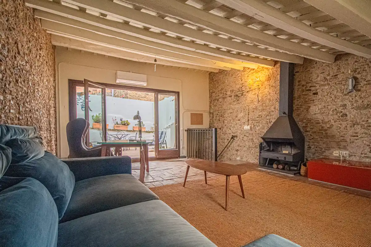 ¿Buscas una auténtica casa de estilo rústico en pleno casco antiguo de Castelló d’Empúries?