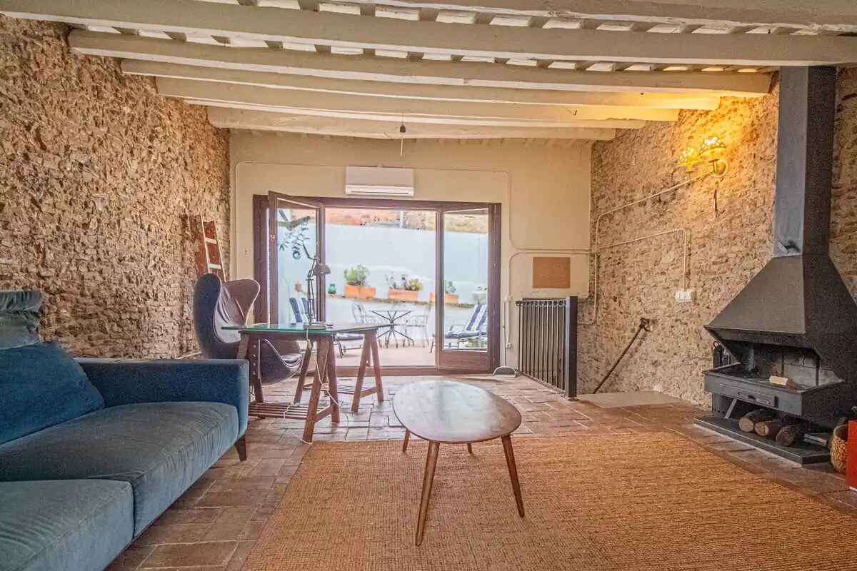 Are you looking for an authentic rustic-style house in the heart of the old town of Castelló d'Empúries?