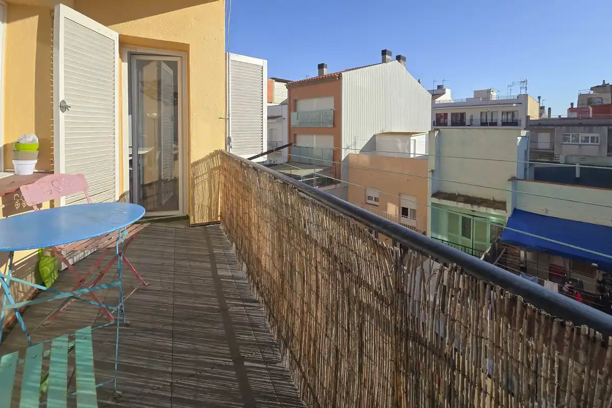 Modernidad en el Corazón de Roses: Tu Hogar a un paso del mar.