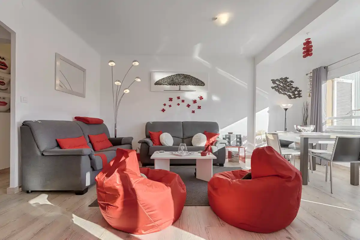 Modernidad en el Corazón de Roses: Tu Hogar a un paso del mar.