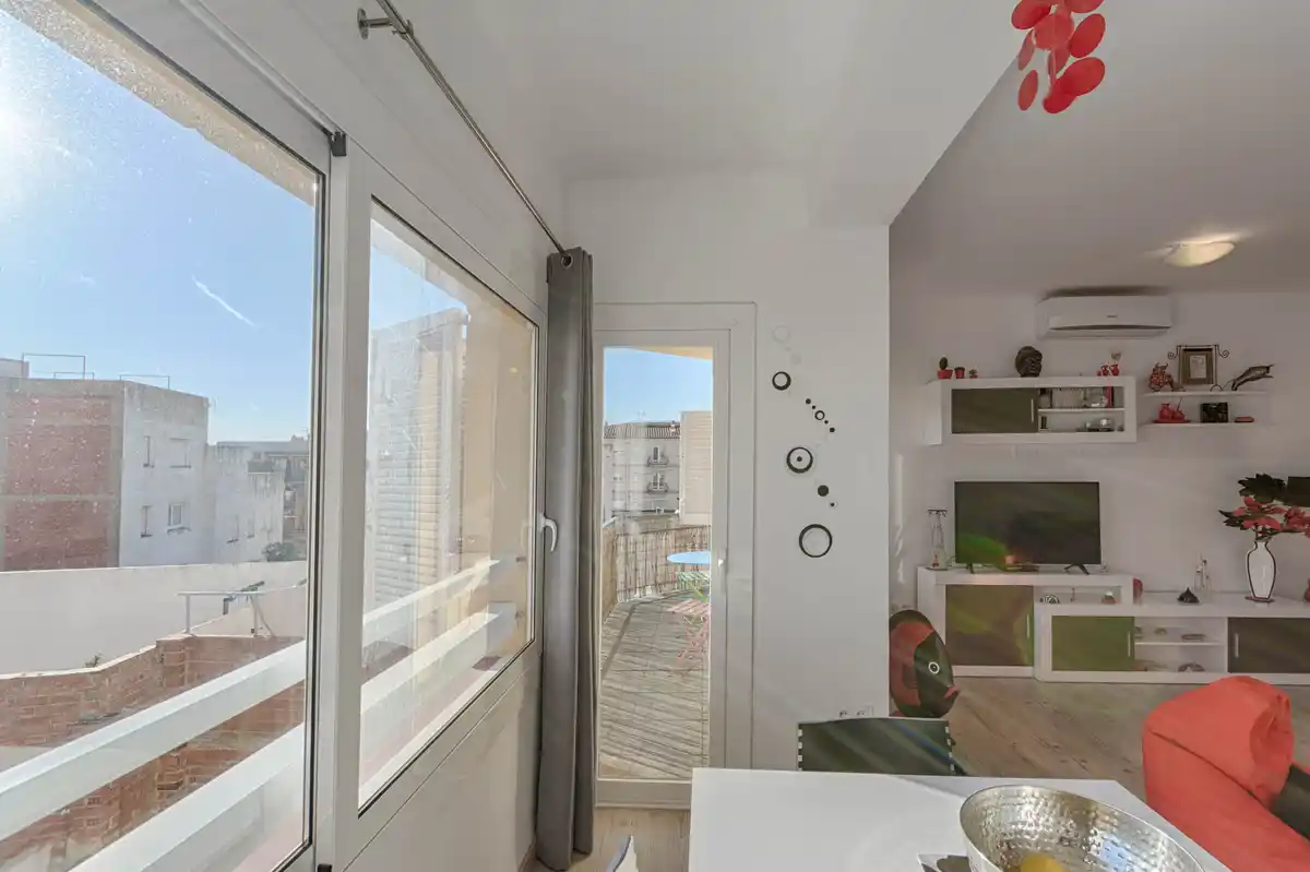 Modernidad en el Corazón de Roses: Tu Hogar a un paso del mar.