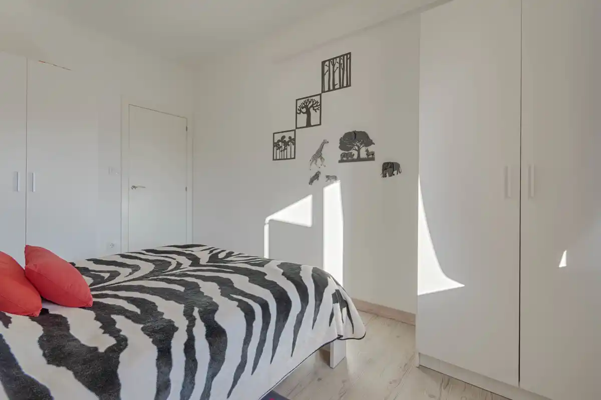 Modernidad en el Corazón de Roses: Tu Hogar a un paso del mar.