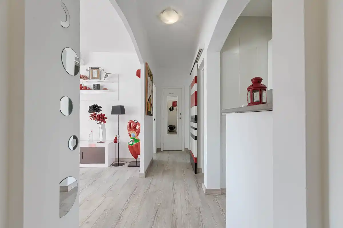 Modernidad en el Corazón de Roses: Tu Hogar a un paso del mar.
