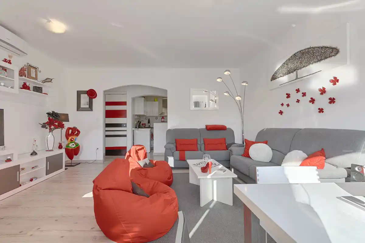 Modernidad en el Corazón de Roses: Tu Hogar a un paso del mar.