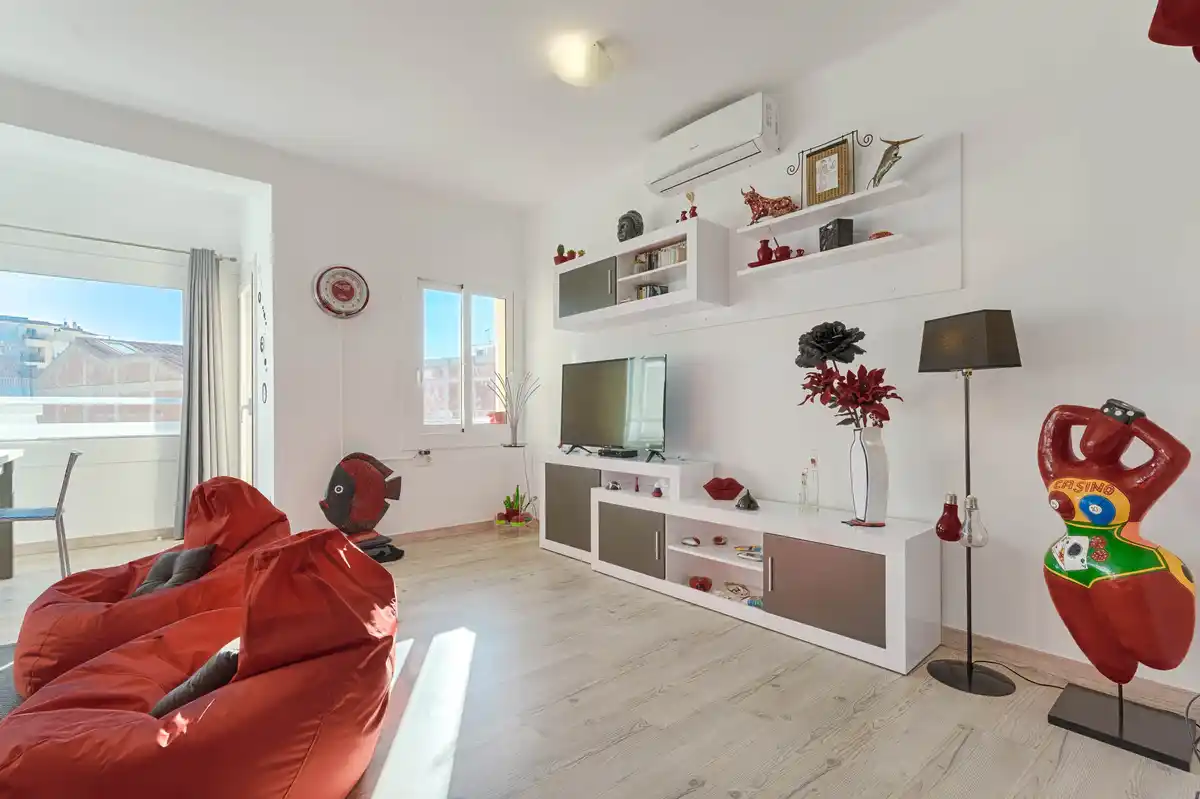 Modernidad en el Corazón de Roses: Tu Hogar a un paso del mar.