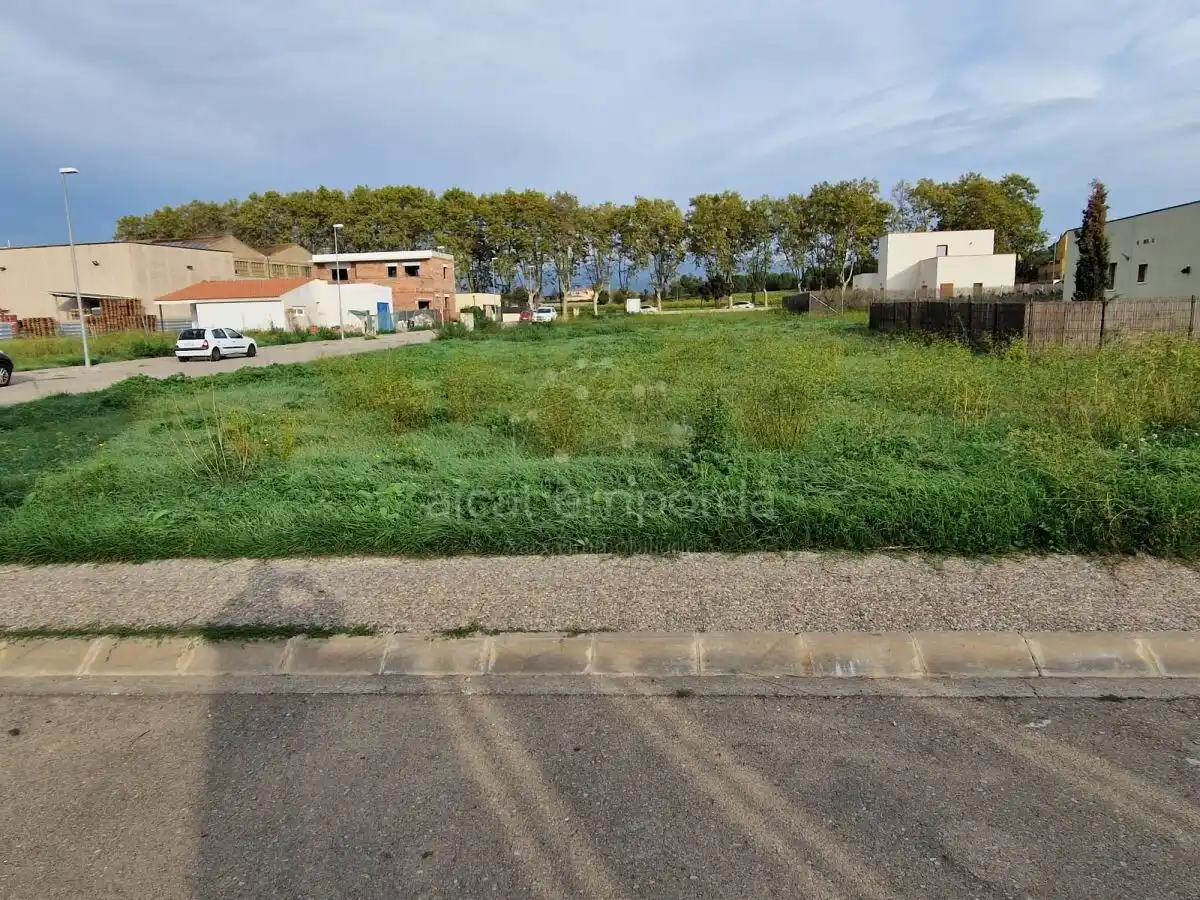 Gran parcela doble de 1604m2 para construir tu casa con piscina y jardín perfecto. ¡Una oferta especial!