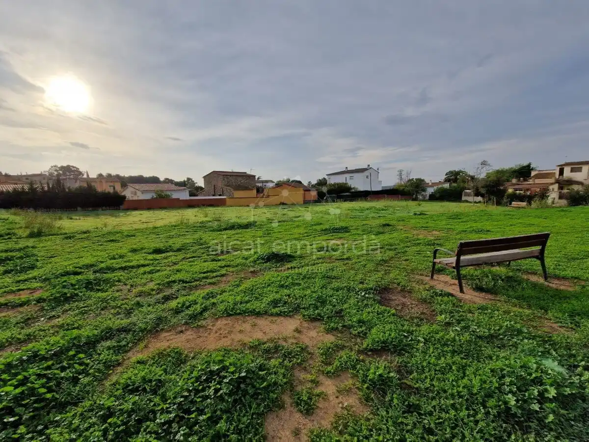 Gran parcela doble de 1604m2 para construir tu casa con piscina y jardín perfecto. ¡Una oferta especial!