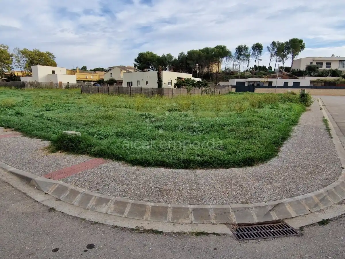 Gran parcela doble de 1604m2 para construir tu casa con piscina y jardín perfecto. ¡Una oferta especial!